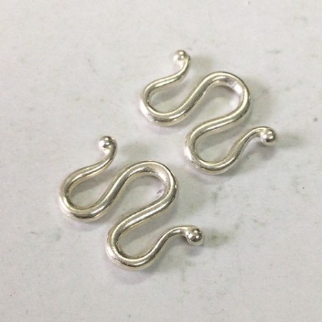 18x12mm TierraCast Classic 'M' Clasp - Bright .999 Silver Plated - Pack of 2 18x12mm TierraCast Classic 'M' Clasp - Bright .999 Silver Plated - Pack of 2